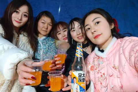 炭火狂欢派对：在线烧烤达人挑战赛_美味争夺战