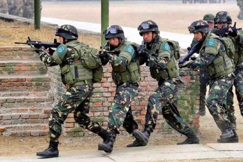 空降奇兵全关卡战术解析与隐藏装备收集路线指南