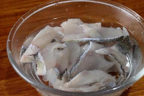 如何片鱼不伤手不碎肉？三步技巧解决厚薄不均难题