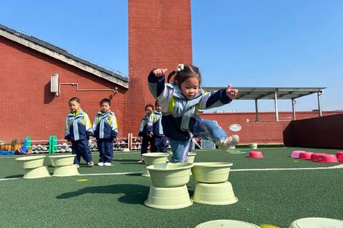 小河勇者闯关乐_幼儿趣味过河游戏培养协作力