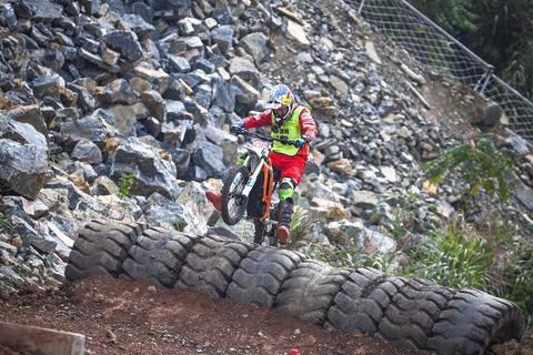 极限越野摩托竞速游戏下载-真实山地赛道挑战与安装教程