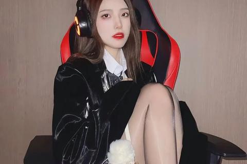 电竞少女的指尖战场-实力与颜值并存的游戏征程