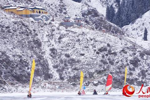 雪地飞驰挑战赛：解锁全新滑雪技巧与竞速闯关模式