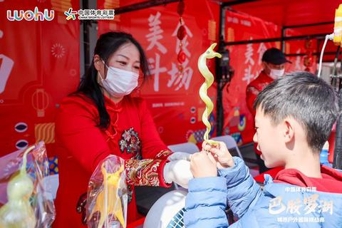 吸纸争锋_巧用吸管决胜负-趣味挑战赛火热开启