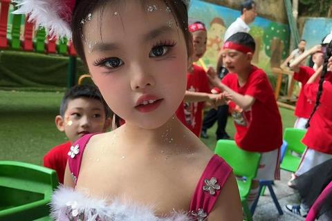 童趣变妆魔法秀：幼儿创妆游戏体验乐园奇幻童颜_趣味彩妆派对-儿童创意化妆游戏互动工坊小小化妆师奇遇记-幼儿彩妆创意游戏体验工坊童萌变装派对：儿童趣味化妆游戏创意互动秀奇幻童妆实验室_幼儿创妆游戏体验工作坊