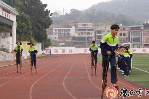 踏高跷争霸赛:平衡挑战与趣味竞速大对决 踏高跷争霸赛:平衡挑战与趣味竞速大对决