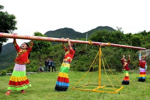 土族传统游戏探秘:轮子秋竞技与民俗文化传承 土族传统游戏探秘:轮子秋竞技与民俗文化传承
