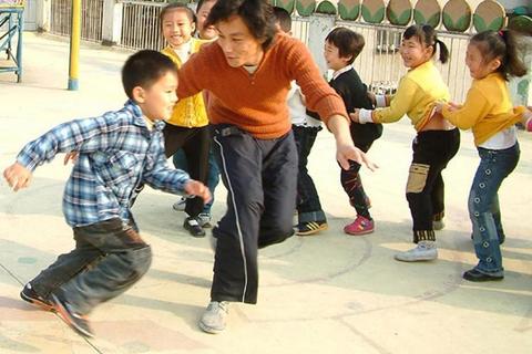 趣味童年·三年级游戏大集合_跳房子_木头人与团队接力赛欢乐课间时光-小学三年级创意游戏：彩虹伞挑战与趣味障碍赛三年级活力教室：角色扮演大比拼+创意手工游戏总动员奔跑吧三年级课间游戏嘉年华-跳皮筋_抢凳子_数字抱团乐阳光课间·三年级特色游戏：智力迷宫+运动闯关双重体验
