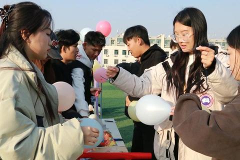 欢乐踩气球大作战：爆笑爆破对决引爆全场狂欢