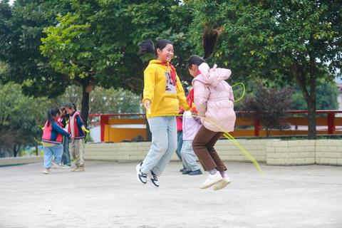 童年跃动时光-操场游戏中的欢笑_奔跑与协作的欢乐记忆 童年跃动时光-操场游戏中的欢笑_奔跑与协作的欢乐记忆