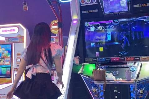心跳加速_真人脱衣挑战赛：互动游戏引爆全场狂欢夜