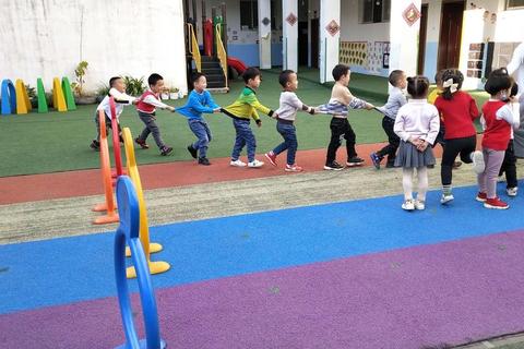 幼儿开火车游戏_趣味车厢接龙与团队协作成长初体验