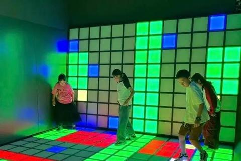 跃动方块大冒险：趣味闯关挑战新体验跳方块达人秀_指尖竞速与策略对决方块跳跃挑战赛-智勇闯关极限突破跃动方块竞逐赛：多维空间闯关之旅跳方块全明星_策略与敏捷的双重考验