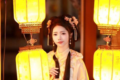 妆韵风华：古装角色妆容挑战与华服换装之旅