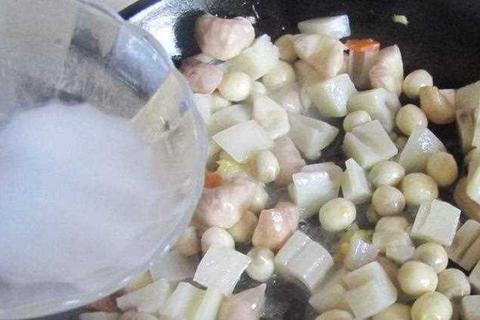勾芡总失败？三步解决太稀或太稠难题让菜肴鲜亮入味
