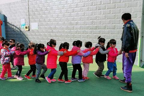 幼儿开火车游戏_趣味车厢接龙与团队协作成长初体验