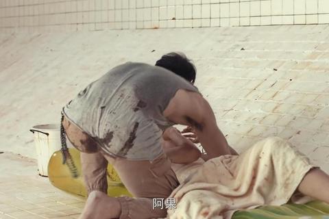 鳄鱼潭生死逃脱：暗夜沼泽中的极限生存挑战