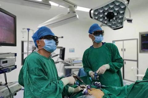 执刀医师的真实战场_外科手术模拟挑战与生命救援