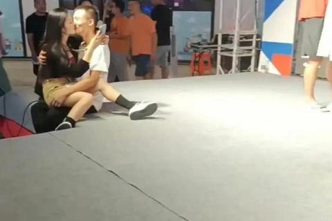 街头热吻挑战赛：解锁城市角落的浪漫心跳瞬间