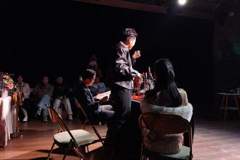暗夜谜局：成人向沉浸式策略解谜游戏_烧脑对决与剧情抉择