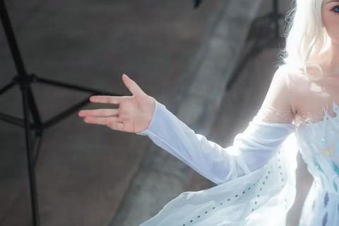 冰雪奇缘魔法美妆挑战赛：化身艾莎打造冰雪公主妆容