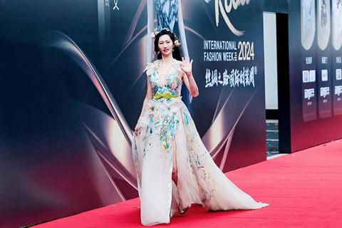 璀璨超模_时尚秀场竞逐新星诞生战超模之星：T台闪耀时尚竞技场模力全开_超模新秀挑战巅峰秀场虚拟T台：超模诞生秀场风云录模界争锋-超模之星闪耀时尚之巅超模诞生：T台之星时尚竞技场超模崛起：闪耀T台穿搭大挑战模力绽放_虚拟秀场超模选拔赛时尚星途_超模训练营T台争霸战模界风云_璀璨新星闪耀虚拟天桥
