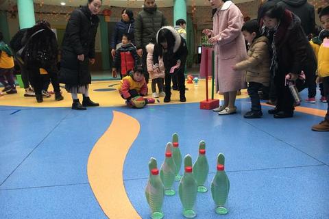 幼儿保龄球趣味游戏：儿童体能锻炼与亲子互动时光