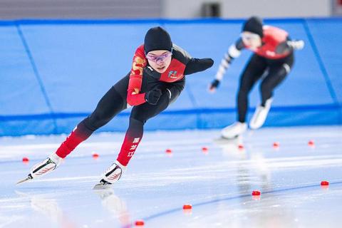 冰锋竞速_滑冰炫技挑战赛：极速驰骋冰雪世界