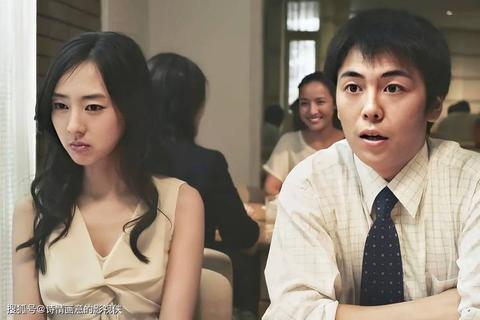 禁忌边缘：袭胸游戏背后的互动心理与社交界限探讨