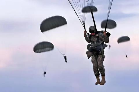 伞兵突击:高空跳伞生存战-战术竞技与团队协作全解析 伞兵突击:高空跳伞生存战-战术竞技与团队协作全解析