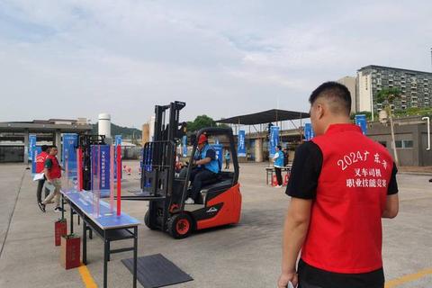 叉车驾驶达人秀：重型机械操作与仓库搬运挑战赛