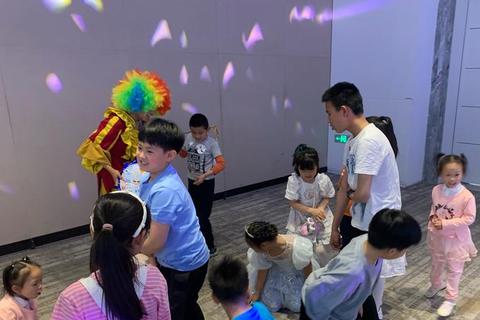 虚拟育儿成长记：从婴儿到少年的沉浸式养成体验