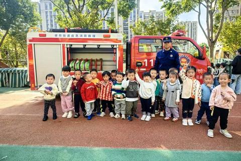 消防安全小卫士：幼儿园趣味演练与安全成长体验