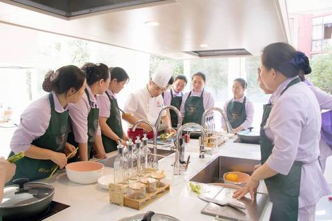 家政女仆高效培训指南与实用技巧全解析 家政女仆高效培训指南与实用技巧全解析