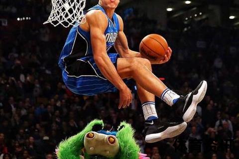 飞跃天际的篮筐艺术家_NBA扣篮王巅峰时刻-力量与美学的天赋绽放