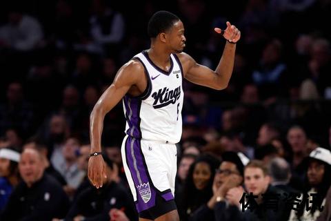 福克斯26+8+7率队爆发 杜兰特高效难救主_马刺七人上双送太阳四连败